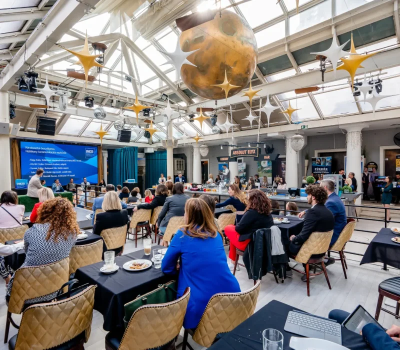 Konferenciahelyszín előkészületben a Symbol Budapest Garden termében
